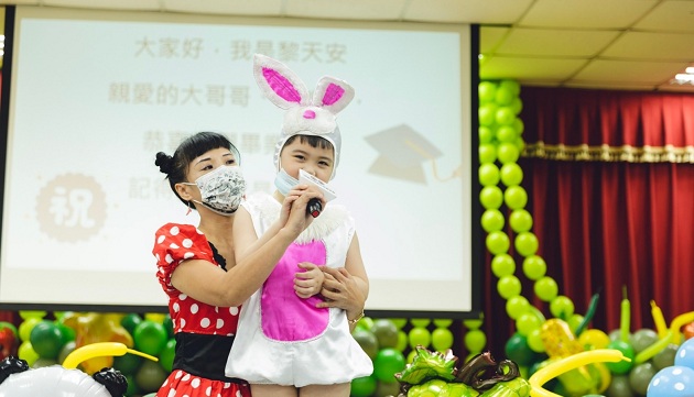 觀禮來賓比畢業生感動 跨越障礙鴻溝 4位早療小天使祝福聲中勇敢迎未來