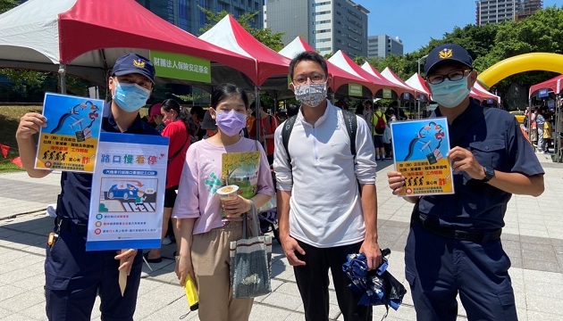 南港好行！南港警出动警用重机宣导安全驾驶