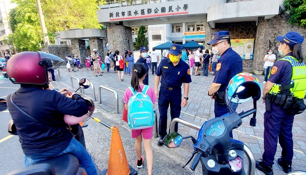 開學囉!淡水警啟動護童專案，陪伴孩童安心、開心求學路