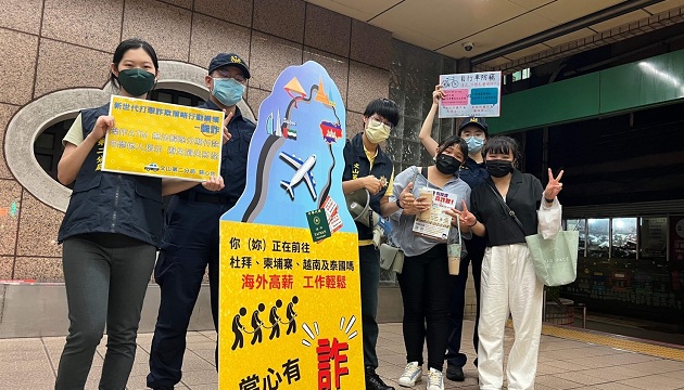 「来去迺夜市！」文二警双声道宣导 民众直唿好亲切！