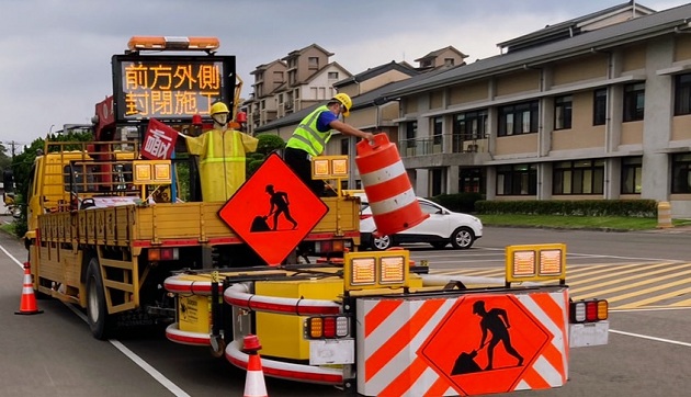 注意車前狀況，保持安全距離，確保你我行車安全