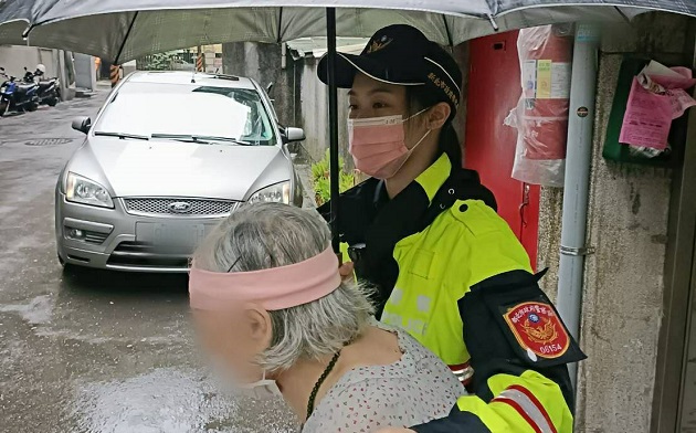 中和正妹女警暖心護送溫情 大雨撐傘協助老婦人返家