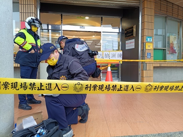 世足賽輸錢！胖瘦歹徒持槍洗劫 淡水警與銀行上演防搶演練 | 文章內置圖片