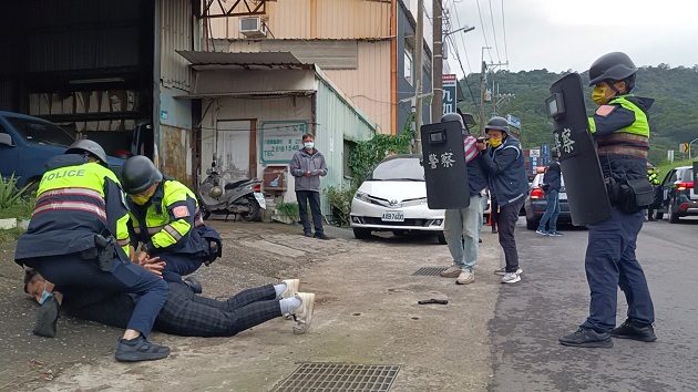 世足賽輸錢！胖瘦歹徒持槍洗劫 淡水警與銀行上演防搶演練 | 文章內置圖片