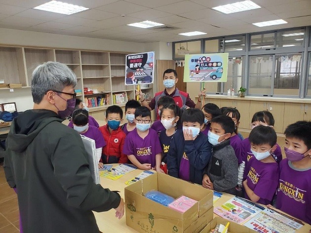 過馬路時應該這樣做 南港警前進校園宣導守護兒童安全 | 文章內置圖片