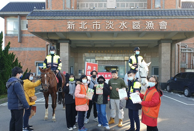 淡水警维护治安不打烊 机动派出所结合骑警队吸睛 游客安心