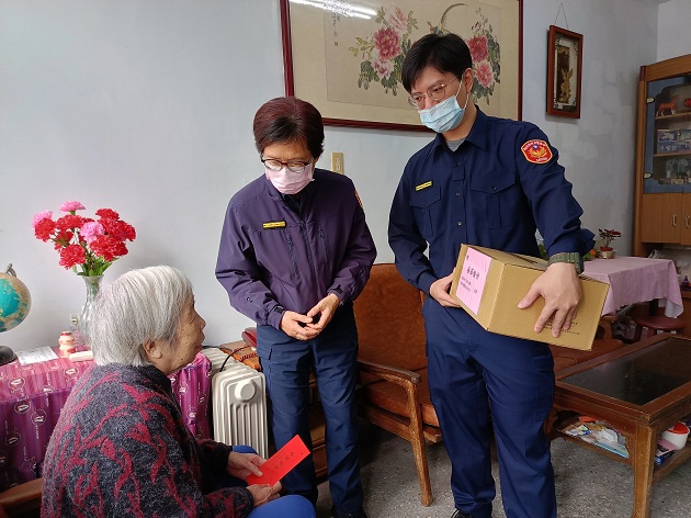 淡水警偕鄞山寺歲末送暖 發送獨居長者關懷物資 | 文章內置圖片