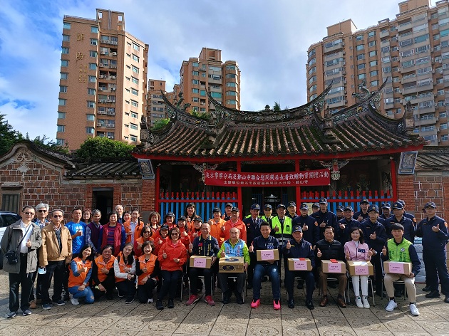 淡水警偕鄞山寺歲末送暖 發送獨居長者關懷物資 | 文章內置圖片