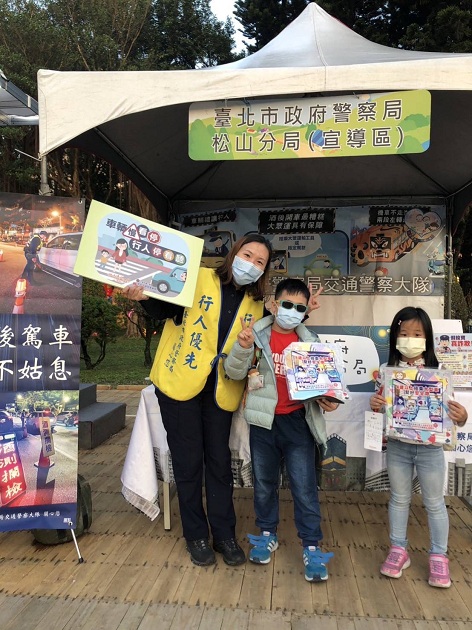 与市民有约 松山警前进灯会直播现场 强化高龄行人交安宣导 | 文章内置图片