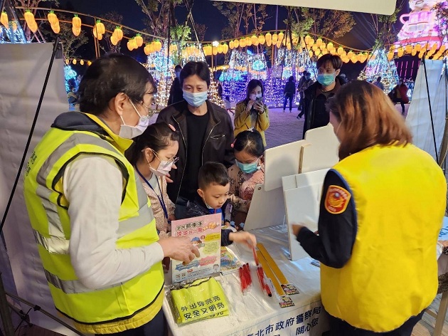 与市民有约 松山警前进灯会直播现场 强化高龄行人交安宣导 | 文章内置图片