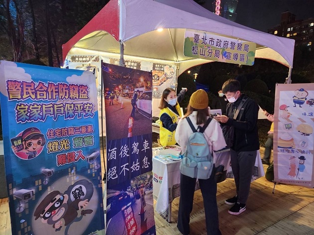 与市民有约 松山警前进灯会直播现场 强化高龄行人交安宣导 | 文章内置图片