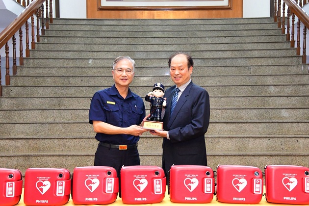 企業慷慨捐贈警察局AED，守護民眾生命安全 | 文章內置圖片