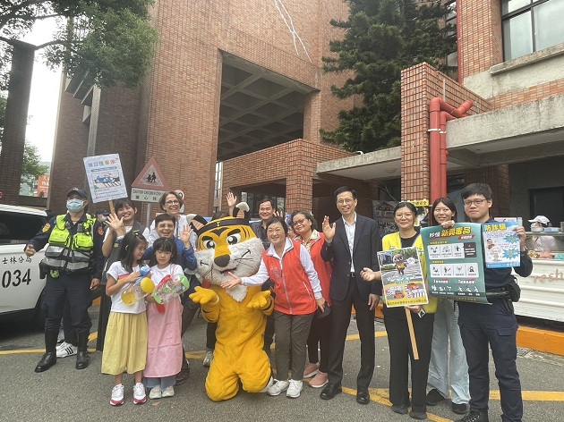 台北美國學校秋季園遊會 士林警交安宣導團   趣味逗陣登場！