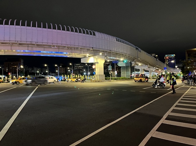 全台唯一巨型薑餅人在新北，歡樂耶誕城11/17開城，搭乘公共運輸真好行！ | 文章內置圖片