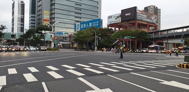 全台唯一巨型薑餅人在新北，歡樂耶誕城11/17開城，搭乘公共運輸真好行！ | 文章內置圖片