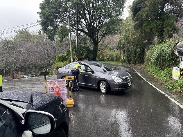 寒流爆发阳明山下雪 淡水警启动交通管制