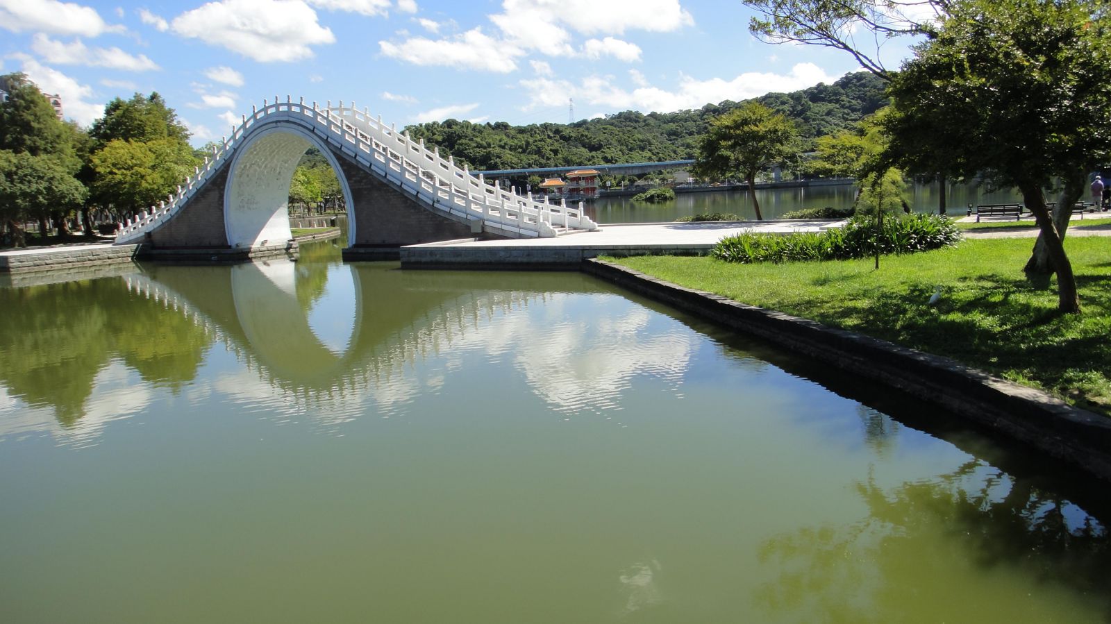 照騙？網友論戰大湖公園錦帶橋