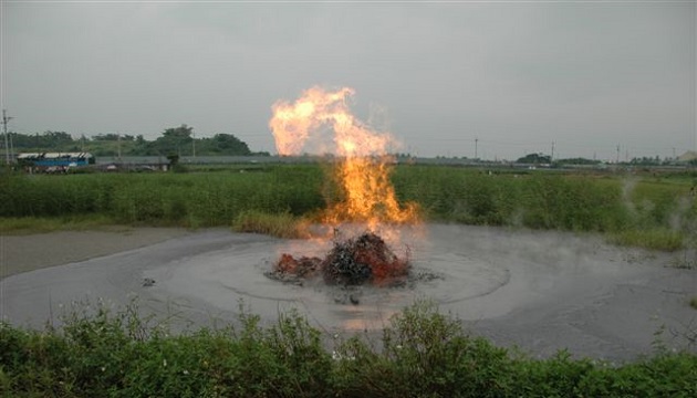 泥火山噴發啦!堵住排水道約3公里