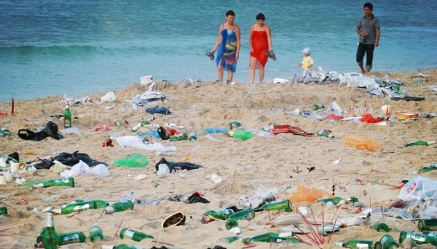 沙灘賞月 竟留80噸垃圾