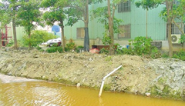 溪流變黃河　非法排放重金屬廢水
