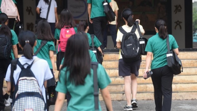 爭取權益 中女中學生脫裙抗議